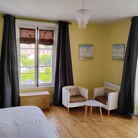 Le Voltaire Bed and Breakfast Airvault Exteriör bild