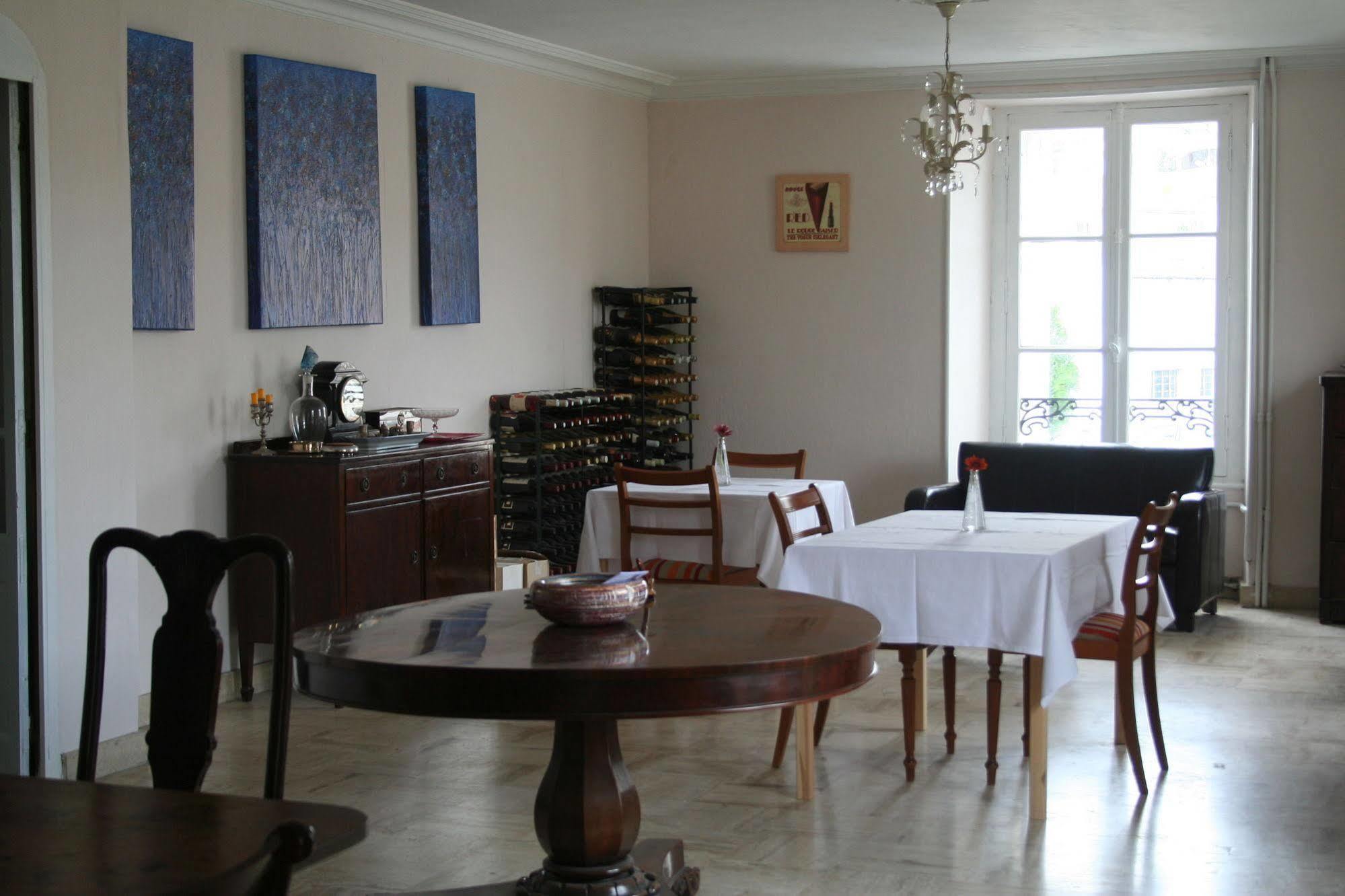 Le Voltaire Bed and Breakfast Airvault Exteriör bild