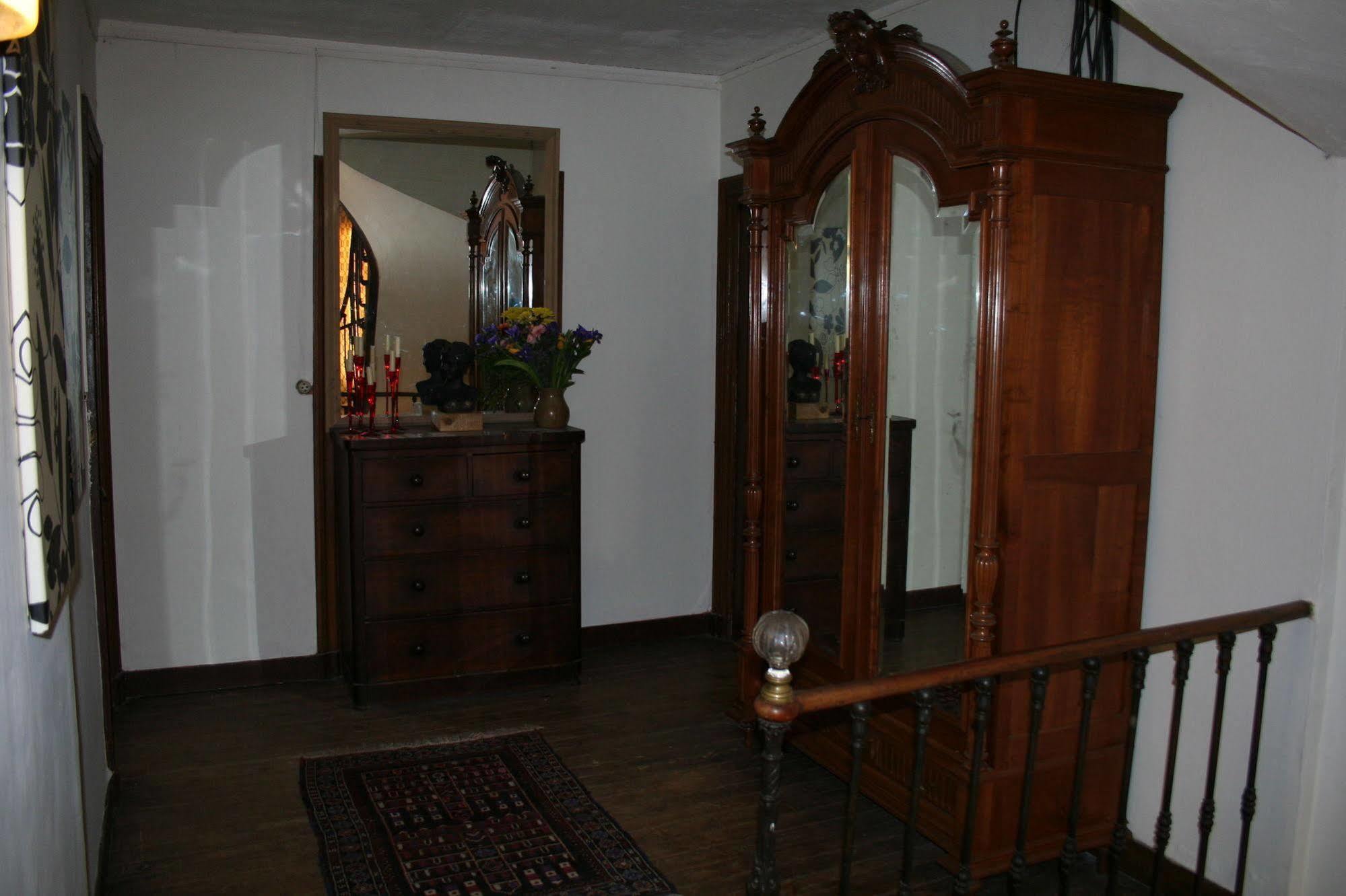 Le Voltaire Bed and Breakfast Airvault Exteriör bild